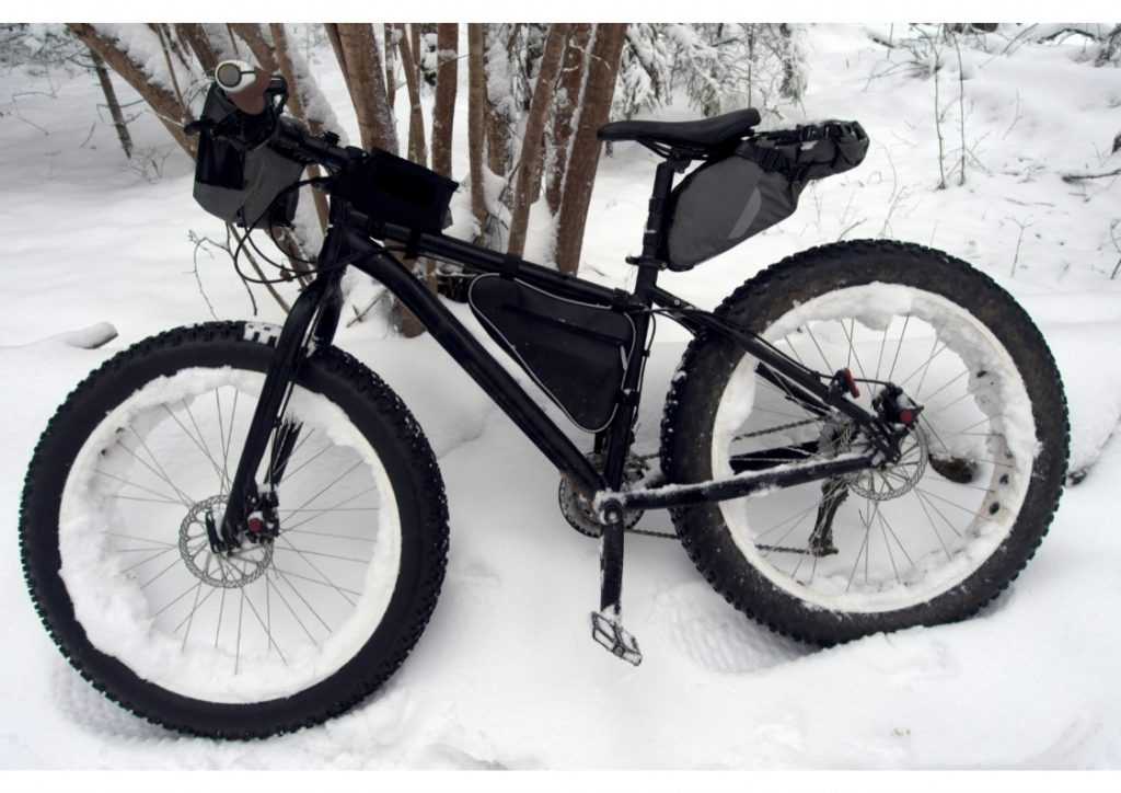 Bickepacking: bicicleta con bolsas de bikepacking delanteras traseras y de cuadro