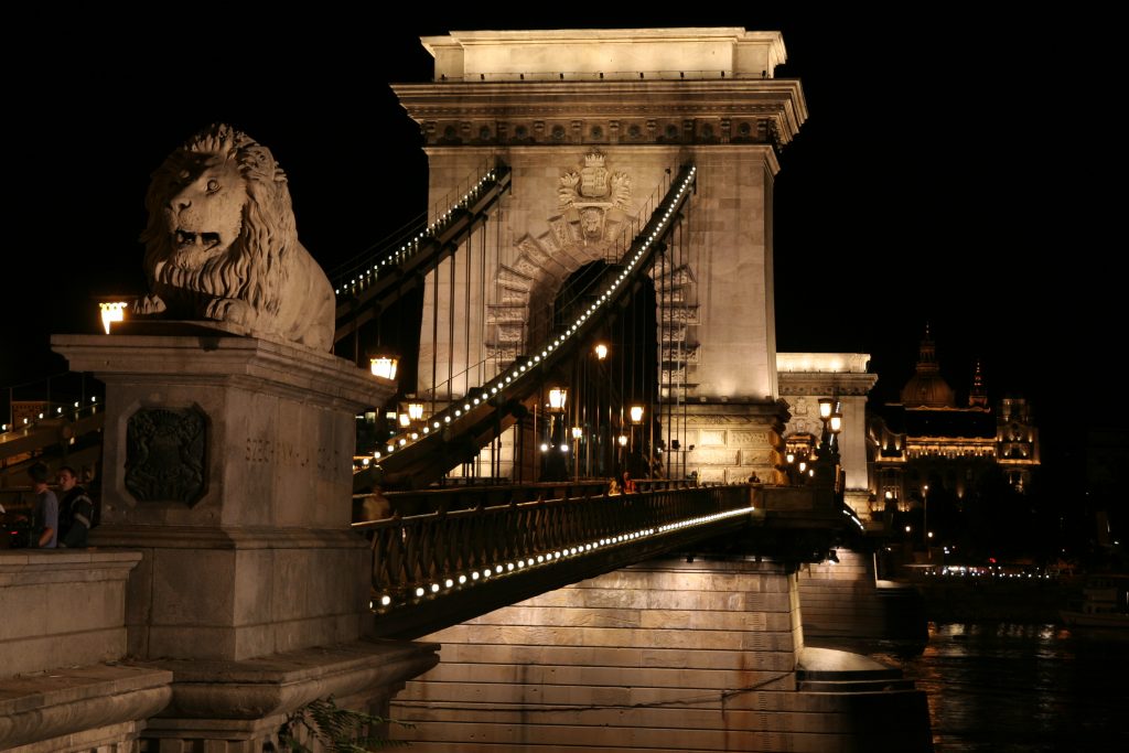 Puente de la libertad (Budapest), que une Buda con Pest