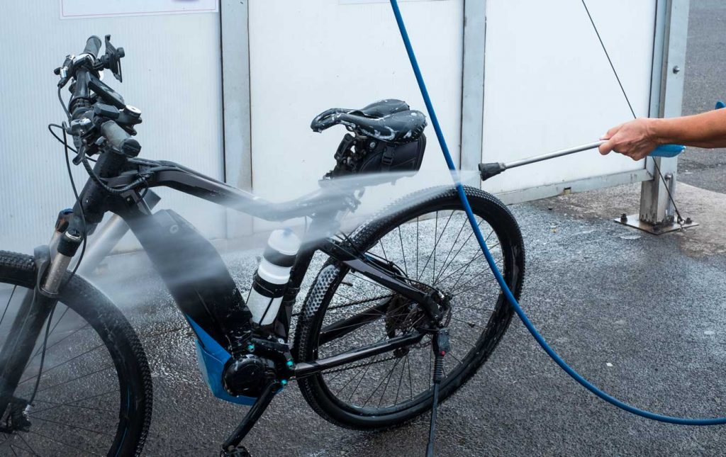 Limpieza de bicicleta con agua a presión